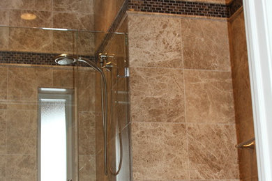 ミルウォーキーにあるトラディショナルスタイルのおしゃれなトイレ・洗面所の写真