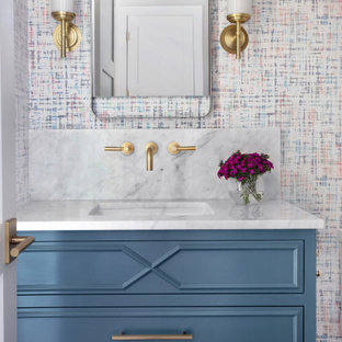 Esempio di un bagno di servizio chic con ante con riquadro incassato, ante blu, piastrelle multicolore, lavabo sottopiano e top bianco