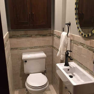 Aménagement d'un petit WC et toilettes craftsman avec un placard à porte shaker, des portes de placard en bois sombre, un WC séparé, un carrelage beige, un sol en carrelage de céramique et un lavabo suspendu.