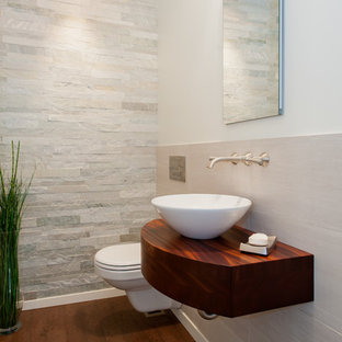 Ispirazione per un piccolo bagno di servizio tradizionale con ante in legno bruno, WC sospeso, piastrelle bianche, piastrelle in pietra, pareti bianche, pavimento in sughero e lavabo a bacinella