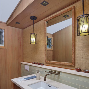 Idee per un bagno di servizio tropicale con lavabo sottopiano