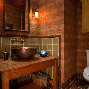 Immagine di un piccolo bagno di servizio stile americano con nessun'anta, ante in legno scuro, WC a due pezzi, piastrelle rosse, piastrelle in ceramica, pareti rosse, pavimento in travertino, lavabo a bacinella, top in legno, pavimento marrone e top marrone