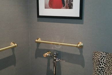 Example of a powder room design in Los Angeles