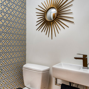 Exemple d'un petit WC et toilettes rétro avec un WC séparé, un mur blanc et un lavabo suspendu.