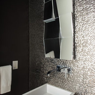 Idées déco pour un WC et toilettes contemporain avec carrelage en métal, un mur noir et un lavabo de ferme.