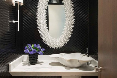 ダラスにあるコンテンポラリースタイルのおしゃれなトイレ・洗面所 (黒いタイル、ベッセル式洗面器、白い洗面カウンター) の写真