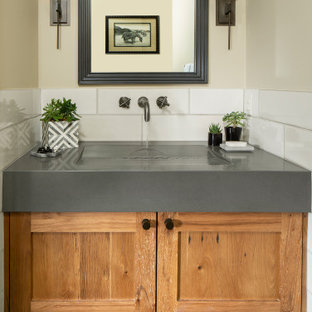 Idée de décoration pour un petit WC et toilettes chalet avec un placard à porte shaker, des portes de placard en bois clair, un carrelage blanc, des carreaux de céramique, un mur beige, un sol en carrelage de porcelaine, un lavabo intégré, un plan de toilette en béton, un sol noir, un plan de toilette gris et meuble-lavabo encastré.
