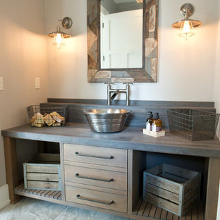 Foto di un bagno di servizio country di medie dimensioni con ante lisce, ante in legno scuro, pareti grigie, pavimento con piastrelle in ceramica, lavabo a bacinella, top in zinco e pavimento grigio