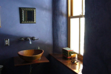 ポートランド(メイン)にある小さなラスティックスタイルのおしゃれなトイレ・洗面所 (銅の洗面台、ベッセル式洗面器) の写真
