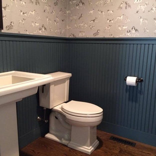 Immagine di un bagno di servizio country di medie dimensioni con WC a due pezzi, pareti multicolore, parquet scuro, lavabo a colonna e pavimento marrone
