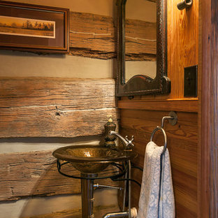 Cette photo montre un petit WC et toilettes montagne avec une vasque et un sol en bois foncé.