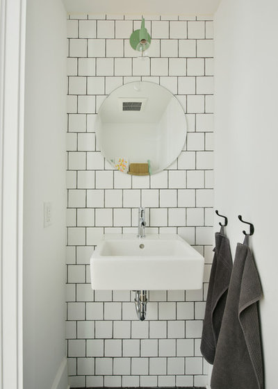 Industrielt Lille badeværelse by Amsted Design-Build