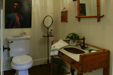 ロサンゼルスにあるトラディショナルスタイルのおしゃれなトイレ・洗面所の写真