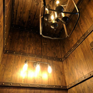 Inspiration för ett litet rustikt toalett, med luckor med upphöjd panel, skåp i mellenmörkt trä, en toalettstol med hel cisternkåpa, bruna väggar, tegelgolv, ett integrerad handfat och rött golv
