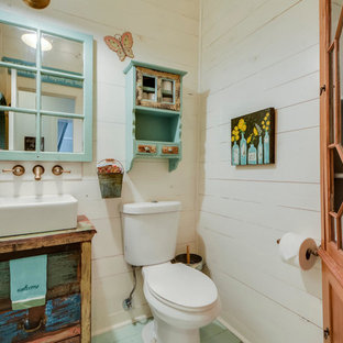 Aménagement d'un petit WC et toilettes campagne avec une vasque, un placard en trompe-l'oeil, des portes de placard en bois vieilli, un plan de toilette en bois, un WC séparé, un mur blanc, un sol en bois peint et un plan de toilette marron.