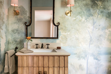 Esempio di un bagno di servizio bohémian di medie dimensioni con ante a persiana, ante in legno chiaro, WC monopezzo, pareti blu, pavimento in legno massello medio e lavabo sottopiano