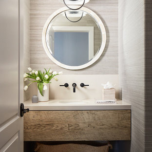 Esempio di un piccolo bagno di servizio stile marinaro con ante con finitura invecchiata, pareti beige, lavabo sottopiano, pavimento beige, nessun'anta, pavimento in travertino e top bianco