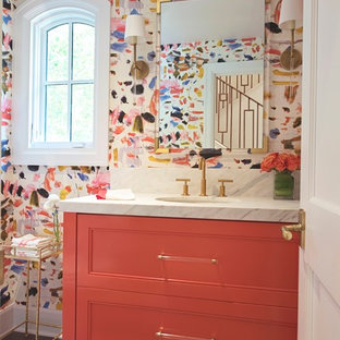 Diseño de aseo bohemio, pequeño, con armarios con paneles lisos, puertas de armario naranjas, suelo de madera en tonos medios, lavabo bajoencimera, encimera de mármol y suelo marrón