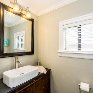 75+ Gästetoiletten mit Schränken im Used-Look und schwarzen Fliesen