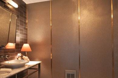 ニューヨークにあるラグジュアリーな中くらいなトランジショナルスタイルのおしゃれなトイレ・洗面所の写真