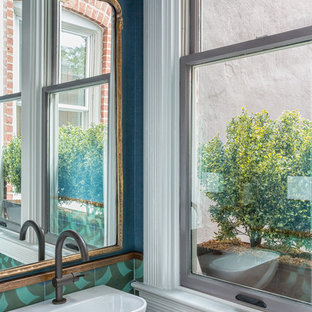 Réalisation d'un petit WC et toilettes bohème avec un carrelage bleu, un carrelage vert, un carrelage multicolore, un mur bleu, un lavabo suspendu et des carreaux de béton.
