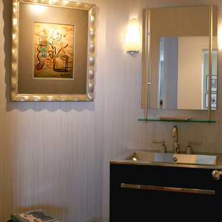 75+ Bäder mit dunklen Holzschränken und Edelstahl-Waschbecken