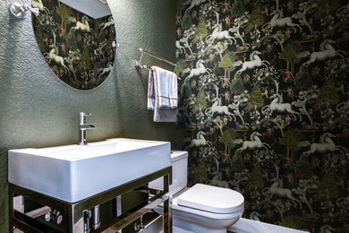 フィラデルフィアにあるお手頃価格のエクレクティックスタイルのおしゃれなトイレ・洗面所 (オープンシェルフ、白いキャビネット、分離型トイレ、緑の壁、無垢フローリング、茶色い床、独立型洗面台、壁紙) の写真