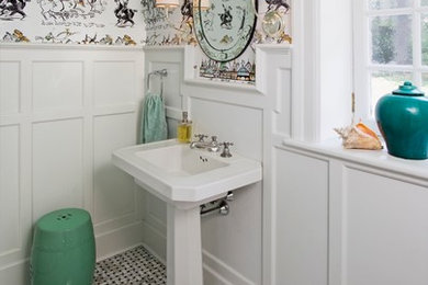 Diseño de aseo clásico renovado de tamaño medio con lavabo sobreencimera, sanitario de dos piezas, paredes multicolor, suelo con mosaicos de baldosas y baldosas y/o azulejos grises