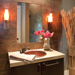 Idee per un bagno di servizio minimal con piastrelle arancioni e lavabo da incasso