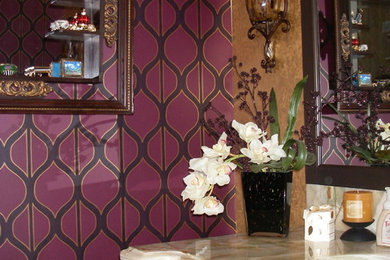 Imagen de aseo ecléctico pequeño con armarios con paneles empotrados, puertas de armario de madera en tonos medios, paredes púrpuras, lavabo bajoencimera y encimera de granito