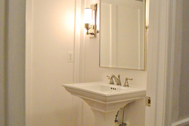 ワシントンD.C.にあるトラディショナルスタイルのおしゃれなトイレ・洗面所の写真
