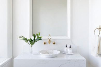 Foto di un bagno di servizio tradizionale di medie dimensioni con WC monopezzo, piastrelle bianche, pareti bianche, lavabo a bacinella, pavimento giallo e top bianco