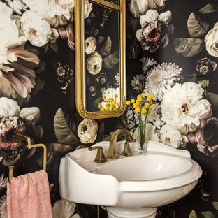 Idée de décoration pour un petit WC et toilettes bohème avec un mur multicolore et un lavabo de ferme.