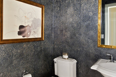 ニューヨークにあるお手頃価格の中くらいなトラディショナルスタイルのおしゃれなトイレ・洗面所 (分離型トイレ、マルチカラーの壁、無垢フローリング、ペデスタルシンク) の写真