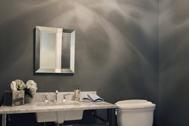 ニューヨークにあるトランジショナルスタイルのおしゃれなトイレ・洗面所の写真