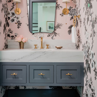 Esempio di un bagno di servizio classico di medie dimensioni con pavimento con piastrelle in ceramica, lavabo sottopiano, top in marmo, top bianco, ante in stile shaker, ante grigie, pareti rosa, pavimento nero, mobile bagno sospeso e carta da parati