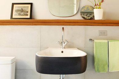 サンタバーバラにあるビーチスタイルのおしゃれなトイレ・洗面所 (壁付け型シンク) の写真