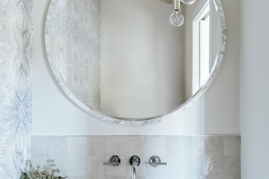 Modelo de aseo clásico renovado pequeño con baldosas y/o azulejos grises, paredes blancas, lavabo sobreencimera, encimera de madera y encimeras beige