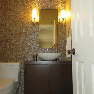 Inspiration för små moderna brunt toaletter, med släta luckor, skåp i mellenmörkt trä, en toalettstol med hel cisternkåpa, flerfärgad kakel, mosaik, beige väggar, klinkergolv i porslin, ett fristående handfat, träbänkskiva och flerfärgat golv