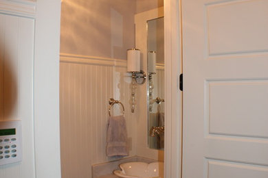 バーミングハムにあるトラディショナルスタイルのおしゃれなトイレ・洗面所の写真