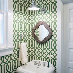 Idee per un piccolo bagno di servizio chic con lavabo a colonna e pareti verdi