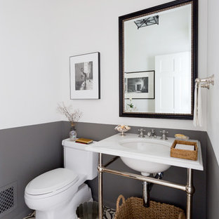 Idée de décoration pour un WC et toilettes méditerranéen avec un mur multicolore, un plan vasque et un sol multicolore.