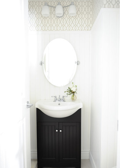 Nyklassisk Lille badeværelse by Simply Home Decorating