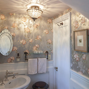 Exemple d'un petit WC et toilettes romantique avec un lavabo de ferme, un mur multicolore et un sol en marbre.