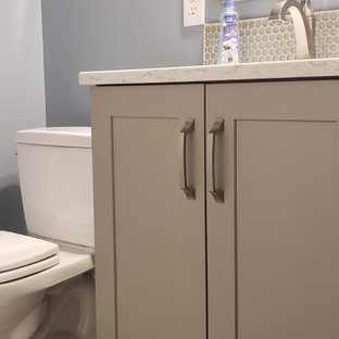 Esempio di un piccolo bagno di servizio chic con ante in stile shaker, ante grigie, WC a due pezzi, piastrelle grigie, lastra di vetro, pareti blu, lavabo sottopiano, top in quarzo composito, top bianco e mobile bagno incassato