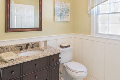 ボストンにある小さなトランジショナルスタイルのおしゃれなトイレ・洗面所 (磁器タイルの床、アンダーカウンター洗面器、御影石の洗面台) の写真