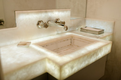 Ispirazione per un bagno di servizio classico di medie dimensioni con top in onice, pareti beige, lavabo sottopiano e top bianco
