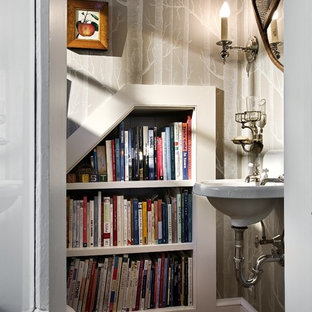 Foto di un bagno di servizio tradizionale con lavabo sospeso