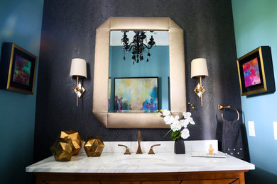 Exempel på ett mellanstort klassiskt toalett, med skåp i mellenmörkt trä, en toalettstol med hel cisternkåpa, grå kakel, vit kakel, stenkakel, blå väggar, mellanmörkt trägolv, ett nedsänkt handfat och bänkskiva i akrylsten