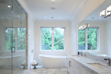 バンクーバーにあるトラディショナルスタイルのおしゃれな浴室の写真